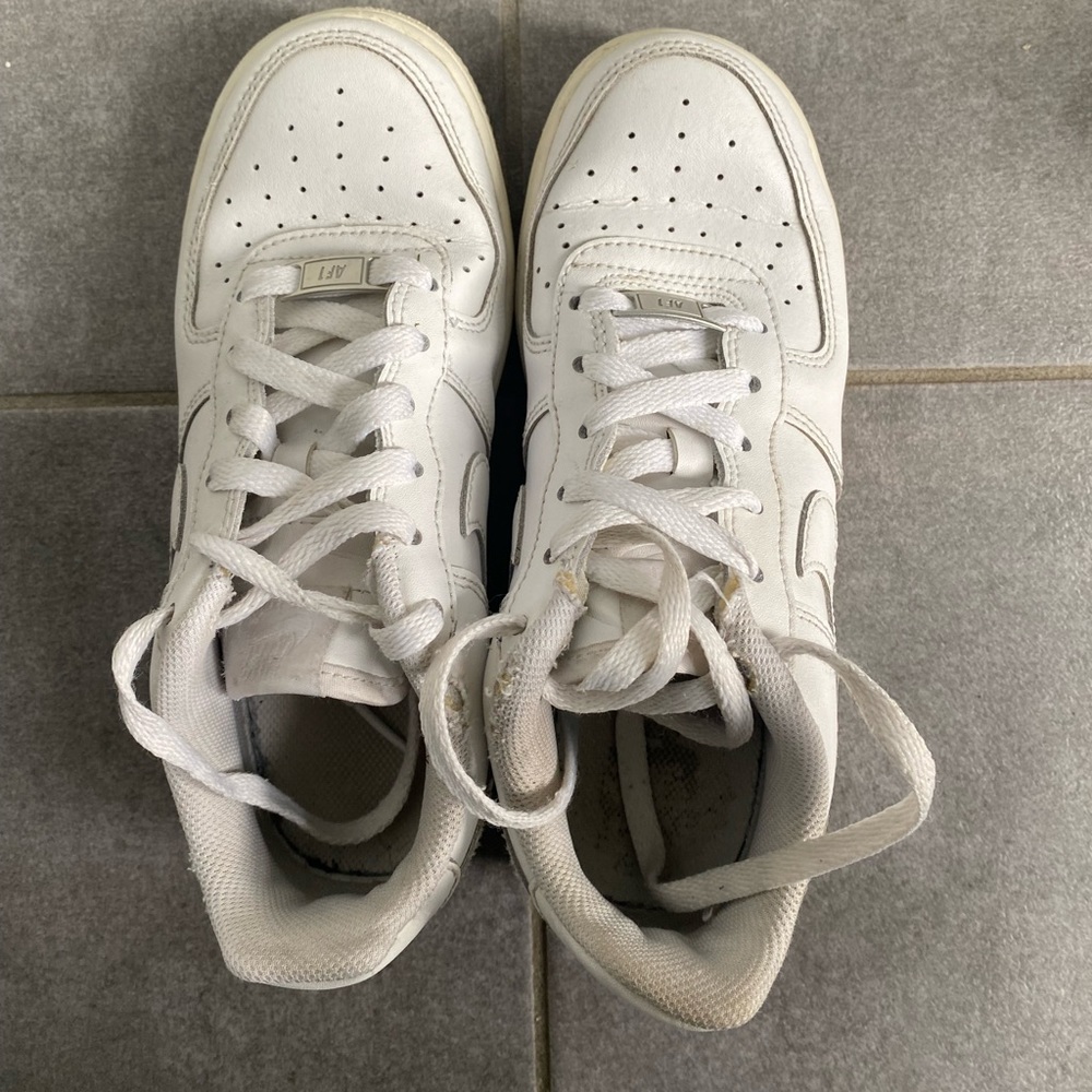 White Classic Nike Air Forces - Decent condition - Size 4Y